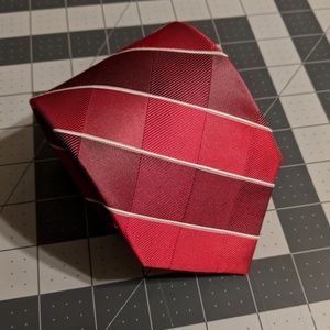 Arrow patterned tie pink red white 100% silk